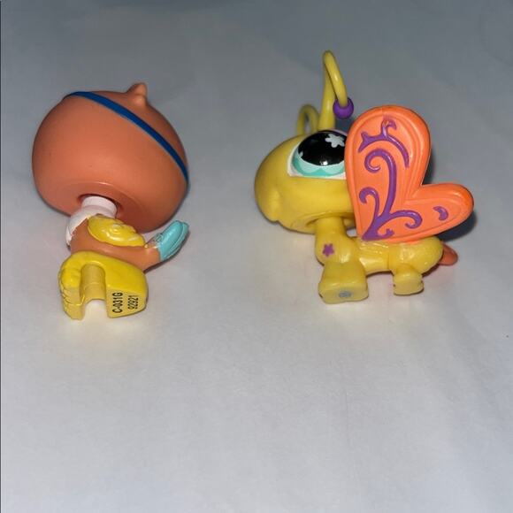 Littlest Pet Shop Bundle Includes Parrot and Butterfly - Picture 3 of 3